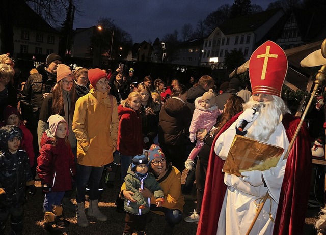 Gespannt lauschte Gro und Klein der E...eswa), ehe der seine Gaben verteilte.   | Foto: Martha Weishaar