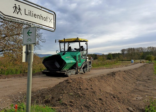 Das neue Radwegstck berwindet den H.... Die  Asphaltdecke ist nun eingebaut.  | Foto: Dirk Sattelberger