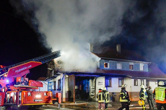 Ein Gebude brannte in der Strae Im Hub in Schuttertal-Drlinbach.  | Foto: Endrik Baublies