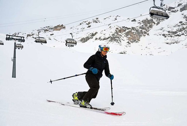 Skifahrer sind beim Skisaisonstart an der Zugspitze auf der Piste unterwegs.  | Foto: Angelika Warmuth (dpa)