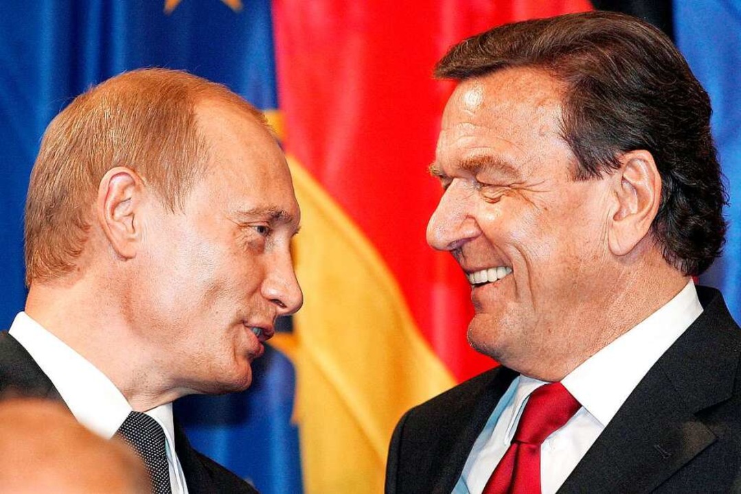 Verstanden sich offenbar prchtig: Wla...in und Gerhard Schrder 2005 in Berlin  | Foto: YURI KADOBNOV (AFP)