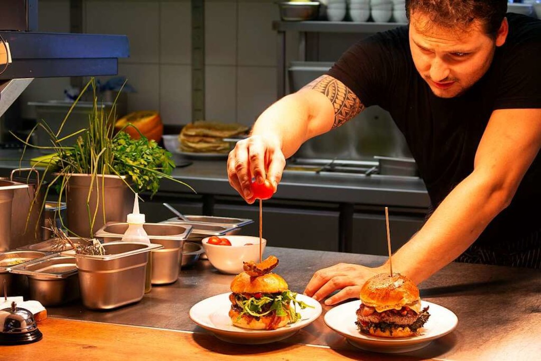 Philipp Jansen bei der Burger-Arbeit  | Foto: Privat