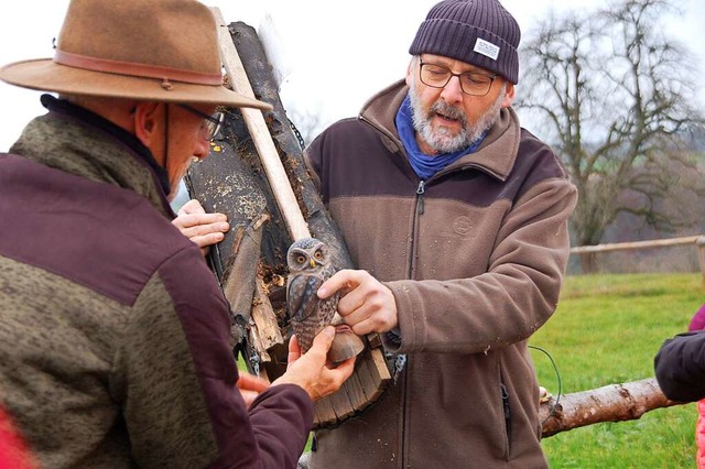 Christof Trzebitzky (rechts) und Armin Wikmann mit   Steinkauzrhre  | Foto: Petra Wunderle