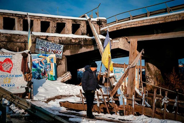 Wie hier in Irpin ist die Infrastruktu...ielen Stellen in der Ukraine zerstrt.  | Foto: DIMITAR DILKOFF (AFP)