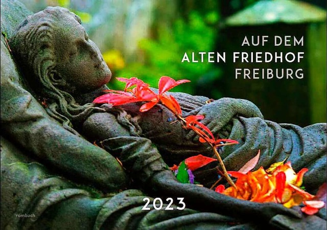 Jrgen Rsch zeigt in einem Kalender Fotos vom Alten Freiburger Friedhof.   | Foto: -