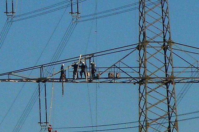 Techniker auf einem Strommast.  | Foto: Herbert Harder