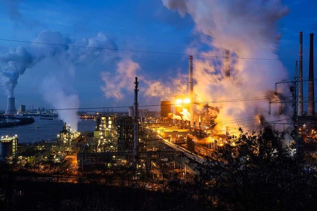 Qualm steigt aus dem Thyssenkrupp-Stah...och Wasserdampf in die Luft abgegeben.  | Foto: Marcel Kusch