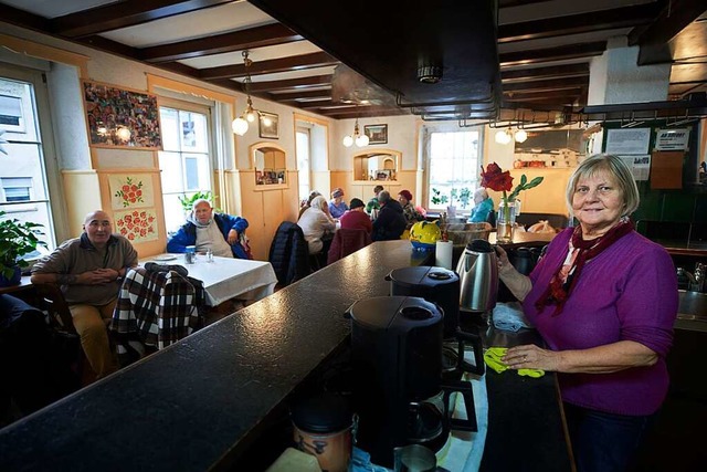 Die ehrenamtlich Mitarbeiterin Helga Meier untersttzt im Caf Lffel.  | Foto: Michael Bode