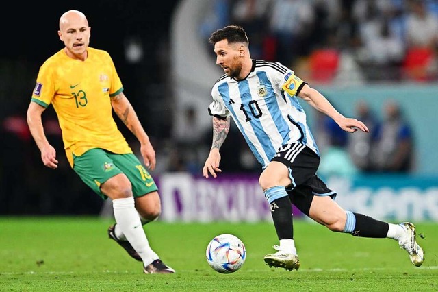 Lionel Messi (rechts) spielt gegen Aus...er seine Mannschaft ins Viertelfinale.  | Foto: Robert Michael (dpa)