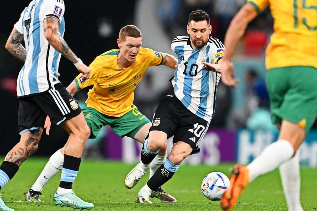 Argentiniens Lionel Messi (rechts) spielt gegen Australiens Kye Francis Rowles.  | Foto: Robert Michael (dpa)
