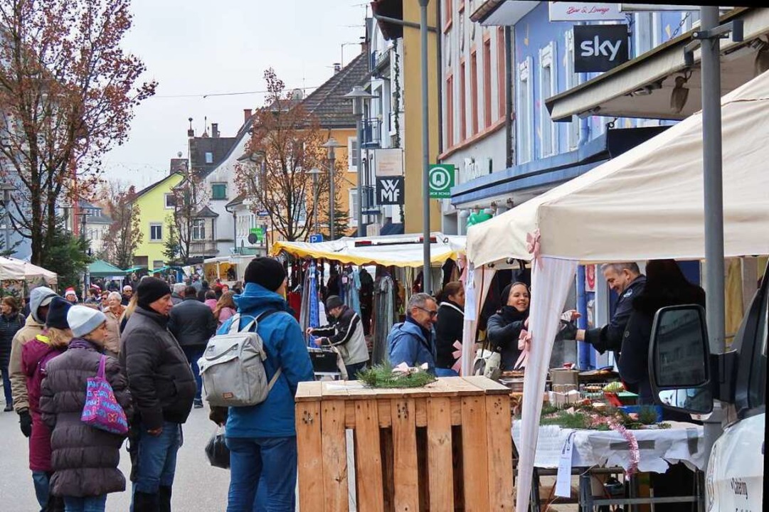 Viele Menschen besuchten den Nikolausmarkt in Wehr.  | Foto: Gerd Leutenecker
