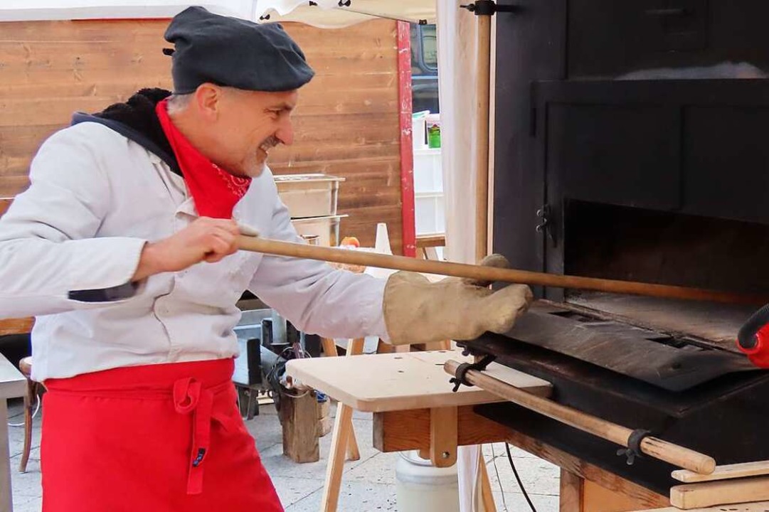 Bäcker aus Leidenschaft: Dirk Haas bereitet Ofenäpfel zu.  | Foto: Gerd Leutenecker