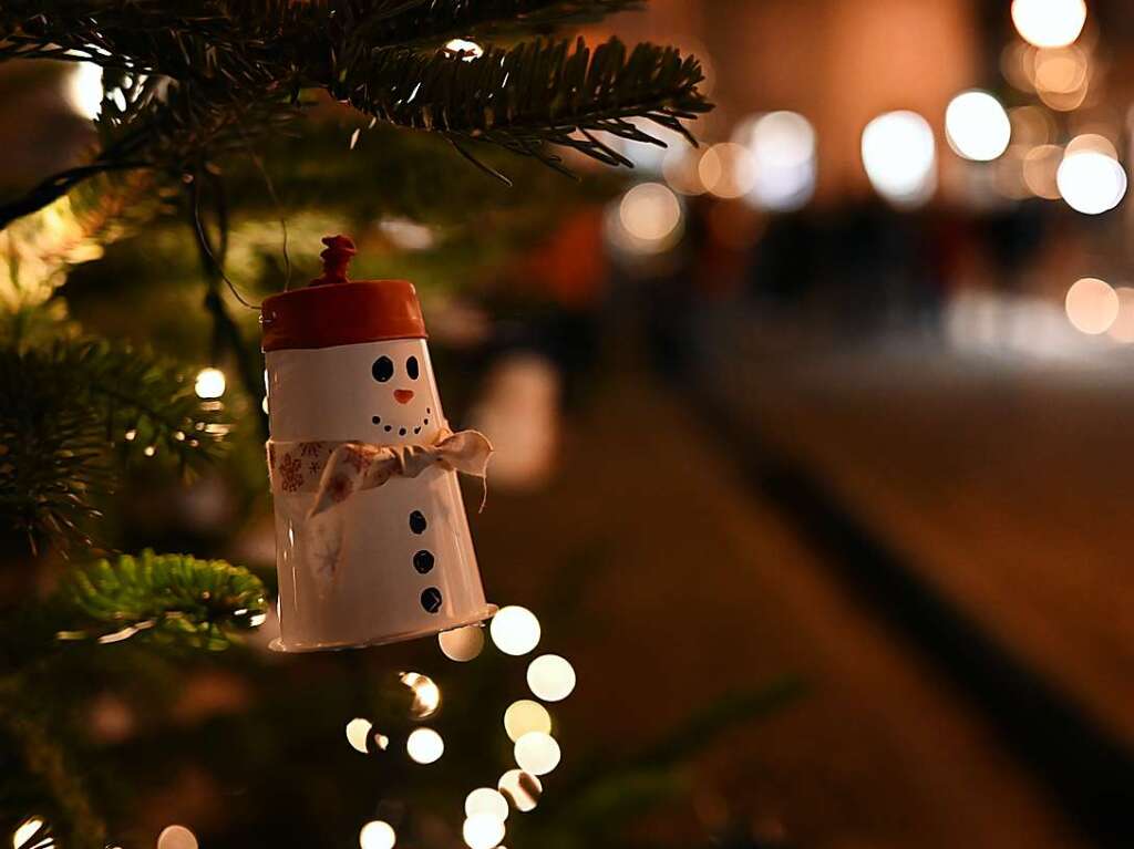 Sehen, Hren, Riechen, Schmecken, Fhlen, Kosten. Mengen von Menschen lockte der Altstaufener Weihnachtsmarkt in die Straen und Gassen von Staufen. An den Stnden entlang des Weges gab es fr jeden Besucher etwas Passendes.