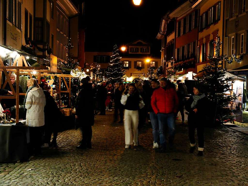 Sehen, Hren, Riechen, Schmecken, Fhlen, Kosten. Mengen von Menschen lockte der Altstaufener Weihnachtsmarkt in die Straen und Gassen von Staufen. An den Stnden entlang des Weges gab es fr jeden Besucher etwas Passendes.