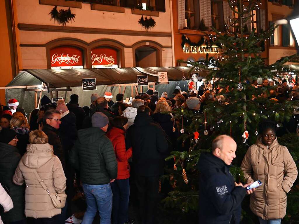 Sehen, Hren, Riechen, Schmecken, Fhlen, Kosten. Mengen von Menschen lockte der Altstaufener Weihnachtsmarkt in die Straen und Gassen von Staufen. An den Stnden entlang des Weges gab es fr jeden Besucher etwas Passendes.