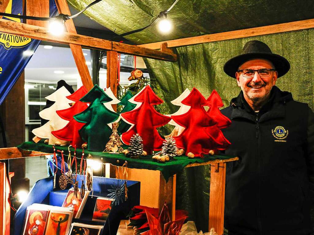 Sehen, Hren, Riechen, Schmecken, Fhlen, Kosten. Mengen von Menschen lockte der Altstaufener Weihnachtsmarkt in die Straen und Gassen von Staufen. An den Stnden entlang des Weges gab es fr jeden Besucher etwas Passendes.