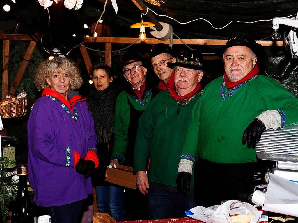 Sehen, Hren, Riechen, Schmecken, Fhlen, Kosten. Mengen von Menschen lockte der Altstaufener Weihnachtsmarkt in die Straen und Gassen von Staufen. An den Stnden entlang des Weges gab es fr jeden Besucher etwas Passendes.