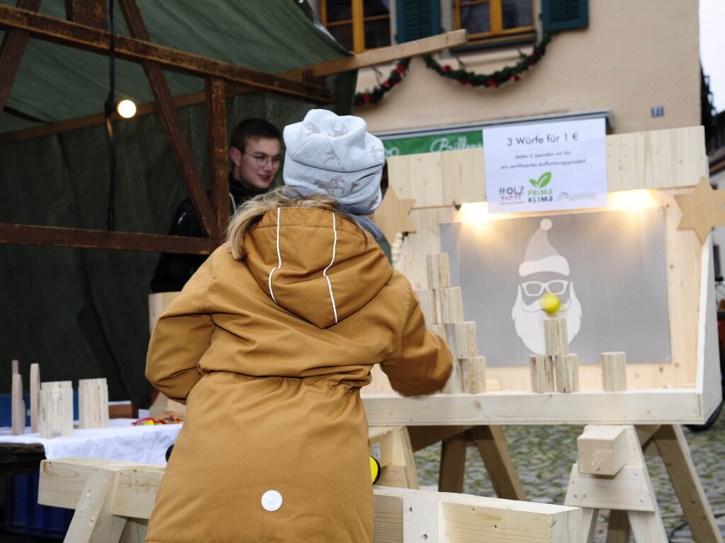 Sehen, Hren, Riechen, Schmecken, Fhlen, Kosten. Mengen von Menschen lockte der Altstaufener Weihnachtsmarkt in die Straen und Gassen von Staufen. An den Stnden entlang des Weges gab es fr jeden Besucher etwas Passendes.