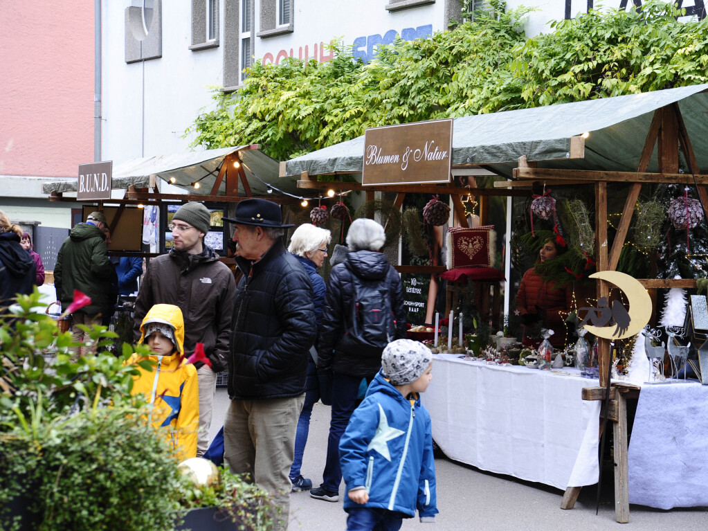 Sehen, Hren, Riechen, Schmecken, Fhlen, Kosten. Mengen von Menschen lockte der Altstaufener Weihnachtsmarkt in die Straen und Gassen von Staufen. An den Stnden entlang des Weges gab es fr jeden Besucher etwas Passendes.