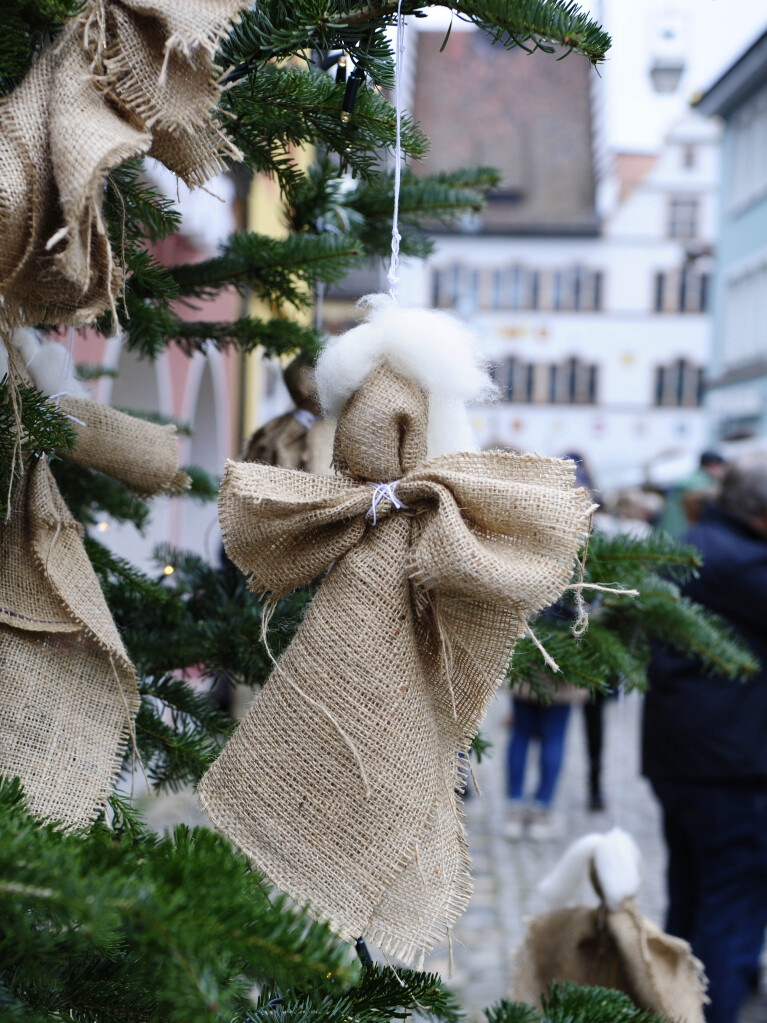 Sehen, Hren, Riechen, Schmecken, Fhlen, Kosten. Mengen von Menschen lockte der Altstaufener Weihnachtsmarkt in die Straen und Gassen von Staufen. An den Stnden entlang des Weges gab es fr jeden Besucher etwas Passendes.