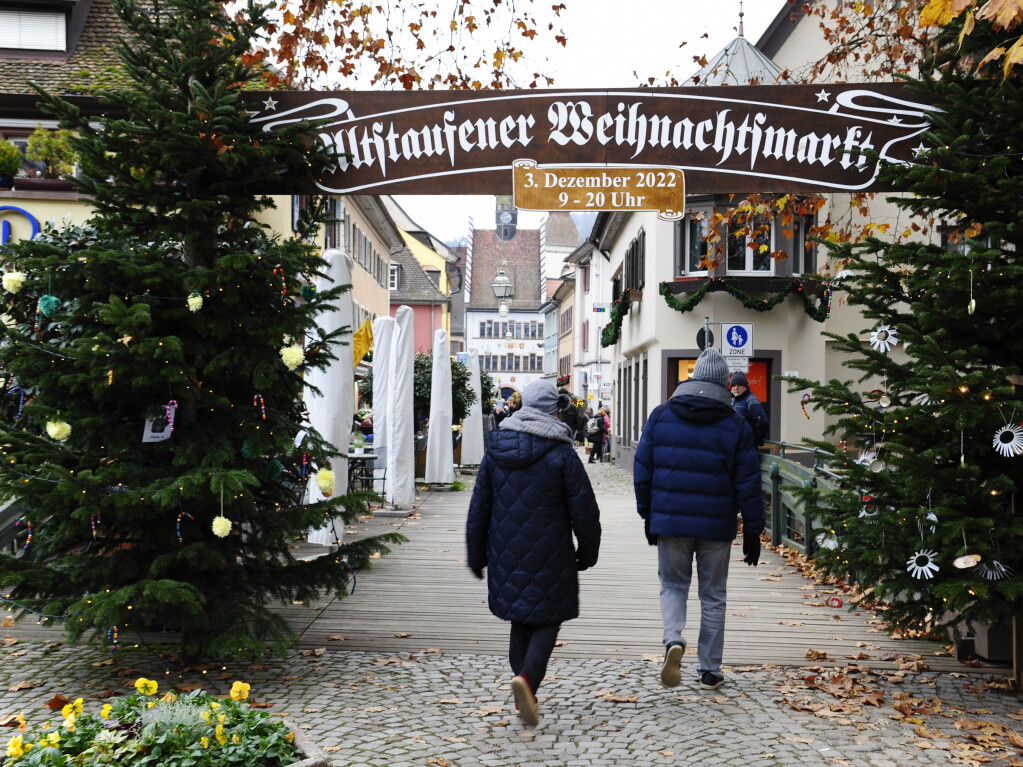 Sehen, Hren, Riechen, Schmecken, Fhlen, Kosten. Mengen von Menschen lockte der Altstaufener Weihnachtsmarkt in die Straen und Gassen von Staufen. An den Stnden entlang des Weges gab es fr jeden Besucher etwas Passendes.