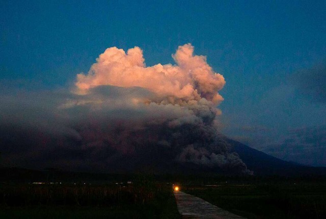 Der Berg Semeru spuckt Rausch und Asch...ter sdstlich der Hauptstadt Jakarta.  | Foto: AGUS HARIANTO (AFP)