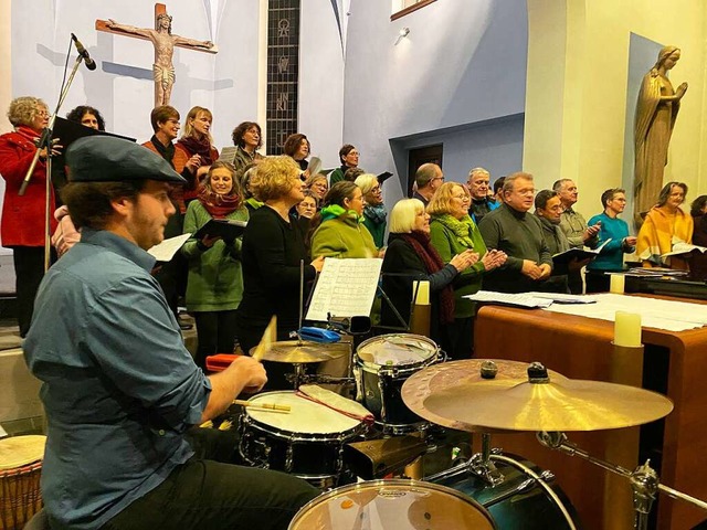 Ausgesuchte Beispiele seines Repertoir... der Haltinger Singkreis in St. Maria.  | Foto: Matthias Zeller