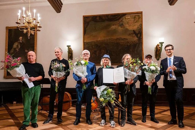 OB Martin Horn (rechts) gratuliert den...tstandenen Freiburger Medienwerkstatt.  | Foto: Patrick Seeger/Stadt Freiburg