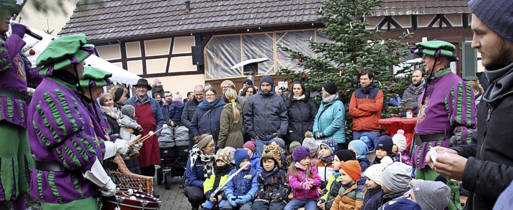 Dicht an dicht standen die Besucher be...ung des Weisweiler Weihnachtsmarktes.   | Foto: Christiane Franz