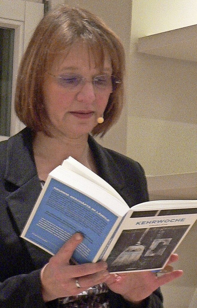 Krimiautorin Sybille Baecker  bei der ...0; in der neuen Waldshuter Bibliothek.  | Foto:  