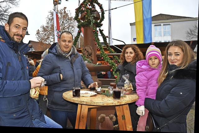 Viele Besucherinnen und Besucher freut... wieder ein Weihnachtsmarkt stattfand.  | Foto: Andrea Steinhart