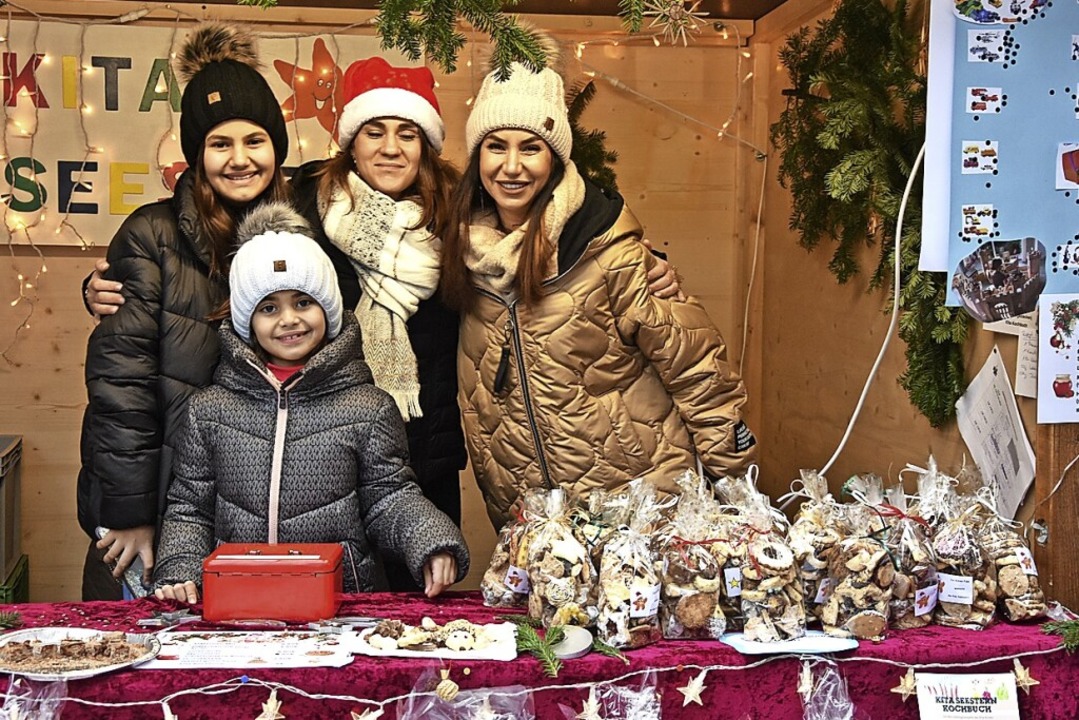 Weihnachtsbrtchen, Hundekekse und vie...es am Stand vom Kindergarten Seestern.  | Foto: Andrea Steinhart