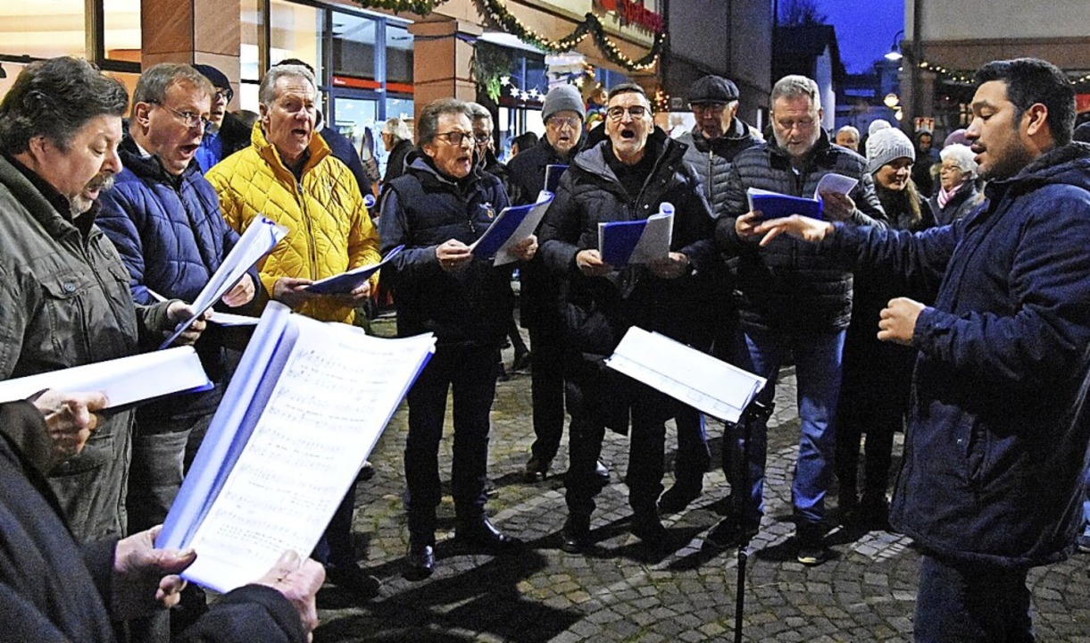 Der Mnnergesangverein unterhielt mit Weihnachtslieder die Gste.  | Foto: Andrea Steinhart