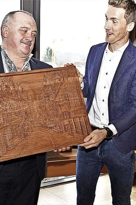 Der stellvertretende Brgermeister Myk...e Gundelfingen eine Holzschnitzarbeit.  | Foto: Andrea Steinhart