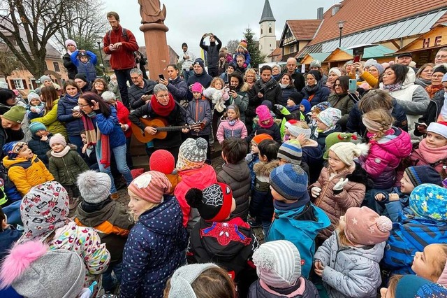 Der Grundschulchor  erffnete den Weihnachtsmarkt.  | Foto: Mario Schneberg