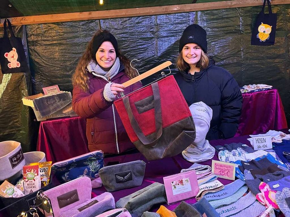 Lea Schillinger aus Freiamt und Lara T...elbst genhte Taschen und Accessoires.  | Foto: Mario Schneberg
