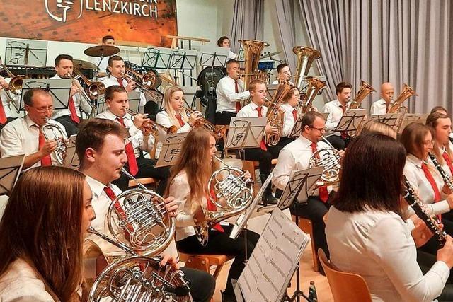 Stadtmusik Lenzkirch spielt erstes Konzert mit neuem Dirigenten