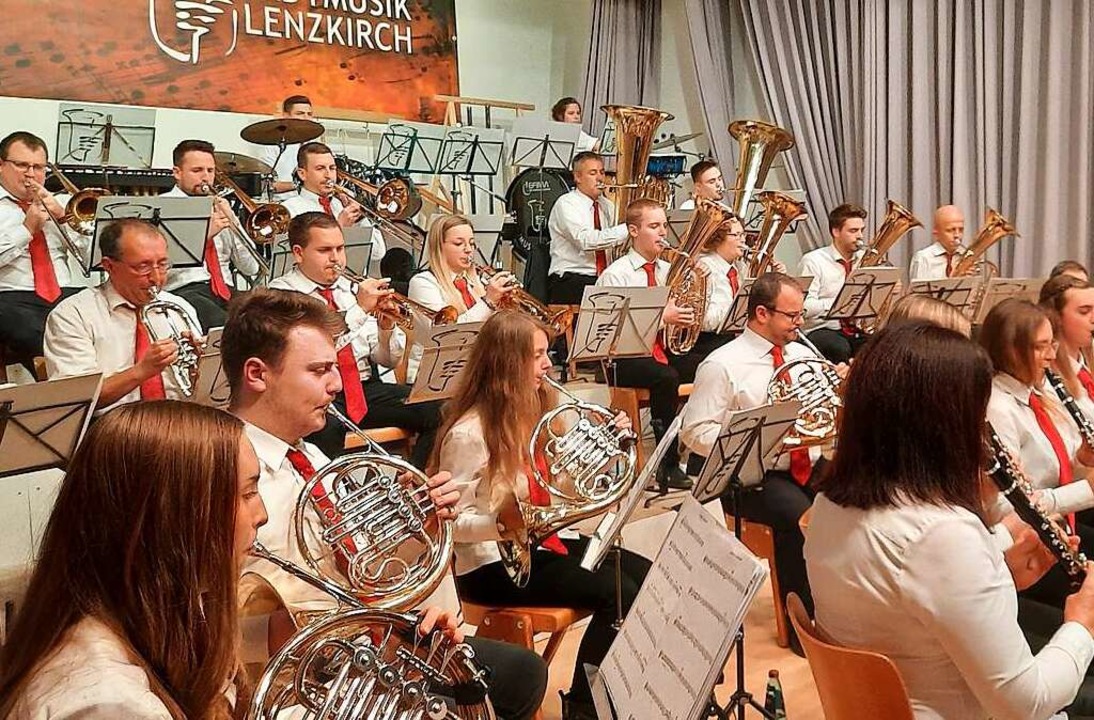 Neustart geglückt: Stadtmusik Lenzkirch spielt  in der Festhalle.  | Foto: Heidrun Simoneit