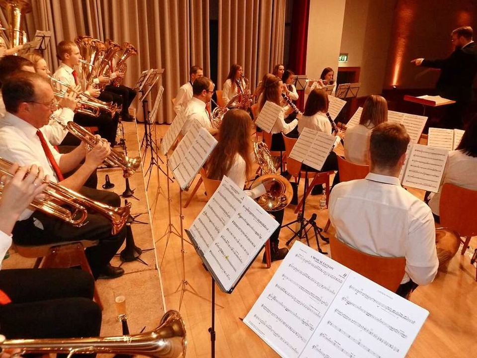 Neustart geglckt: Stadtmusik Lenzkirch spielt  in der Festhalle.  | Foto: Heidrun Simoneit