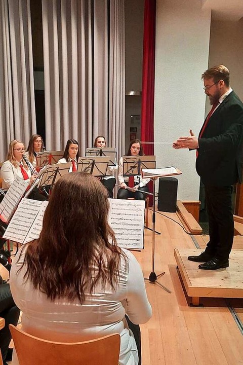 Neustart geglckt: Stadtmusik Lenzkirch spielt  in der Festhalle.  | Foto: Heidrun Simoneit
