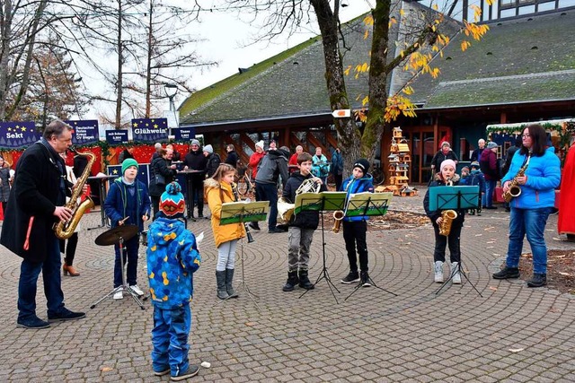 Die jungen Musikerinnen und Musiker de...elten fr die Weihnachtsmarktbesucher.  | Foto: Thomas Biniossek