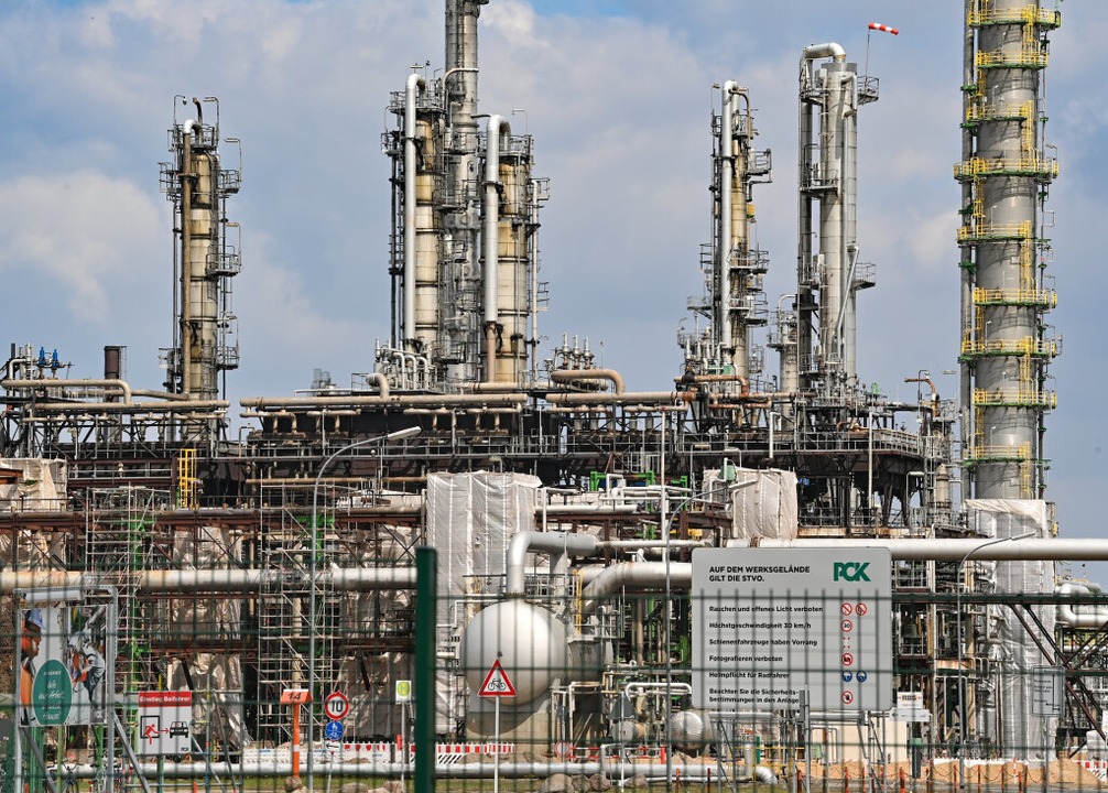 Schwedt: Anlagen auf dem Industriegelnde der PCK-Raffinerie.  | Foto: Patrick Pleul (dpa)