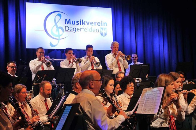 Der Musikverein Degerfelden zeigte sei...n Sutter und Dirk Lukasch (von links).  | Foto: Rolf Reimann