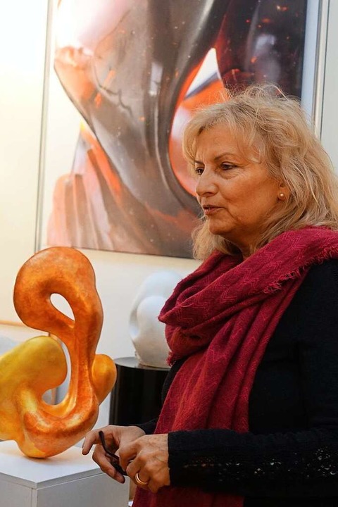 Maritta Winter mit  einer Skulptur  | Foto: Roswitha Frey