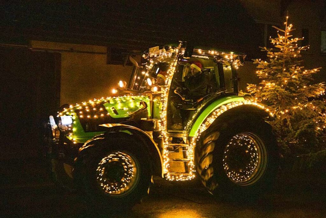 Weihnachtlich geschmückter Traktor am Sonntagabend im Dreisamtal   | Foto: Hubert Gemmert
