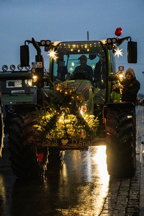 Weihnachtlich geschmückter Traktor am Sonntagabend im Dreisamtal  | Foto: Hubert Gemmert
