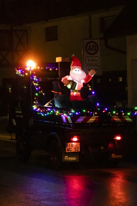 Weihnachtlich geschmückter Traktor am Sonntagabend im Dreisamtal  | Foto: Hubert Gemmert