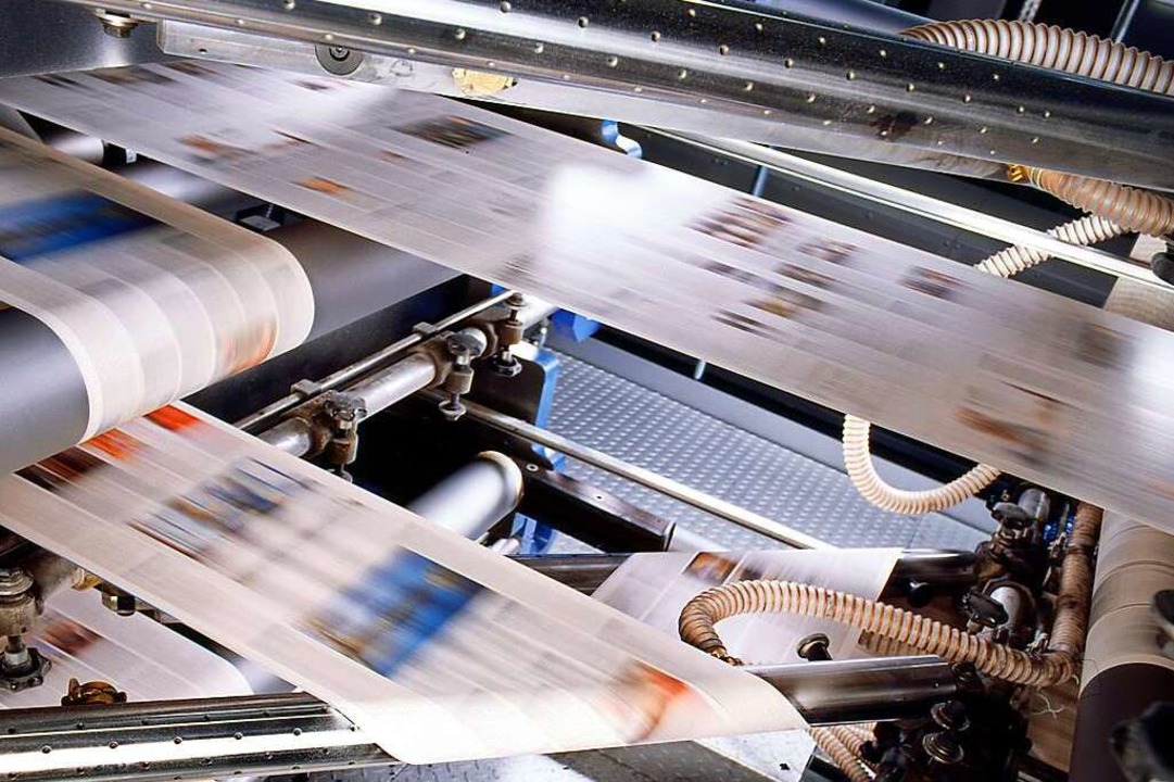 Machen Tempo: frisch bedruckte Papierbahnen für die Badische Zeitung  | Foto: KBA