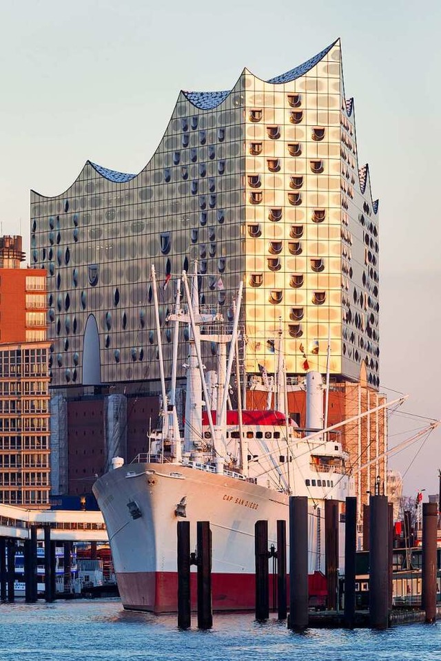 Hafenpanorama: die &#8222;Cap San Diego&#8220; vor der Elbphilharmonie  | Foto: Deutsche Zentrale fr Tourismus e.V., Ralf Brunner