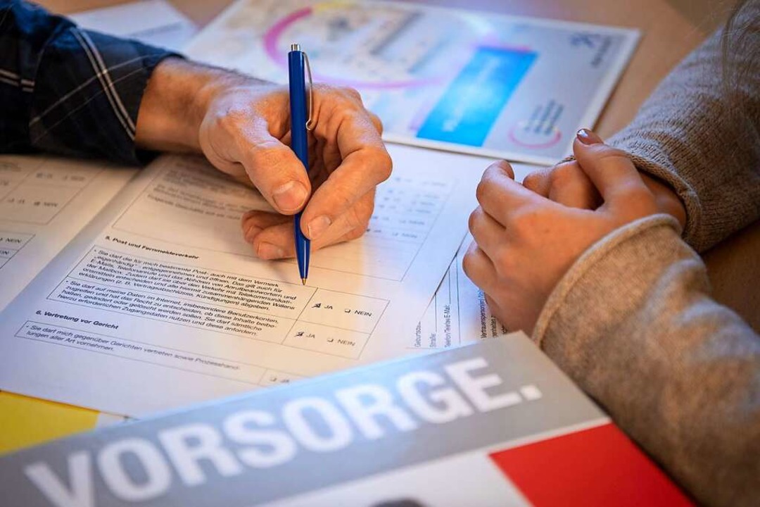 Die Arbeit von Betreuungsvereinen soll...fentliche Haushalte finanziert werden.  | Foto: Sina Schuldt (dpa)